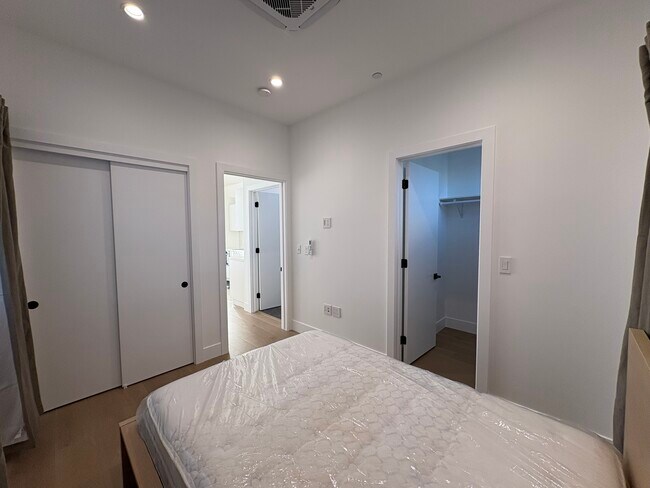 Foto del edificio - 670 Jeffrey Ave