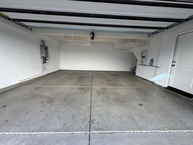 Building Photo - Newer Built Townhome with Solar in Gated Community! Pet-Friendly!
