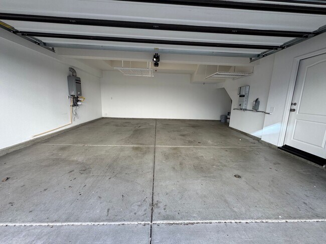Foto del edificio - Newer Built Townhome with Solar in Gated Community! Pet-Friendly!