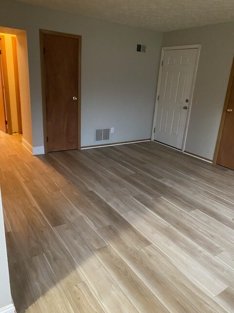 Sala de estar / Entrada - 760 Klinger Ave