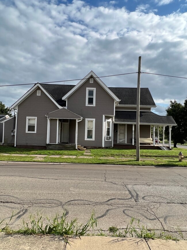 Large 2 bedroom - 1643 Orinoco Ave