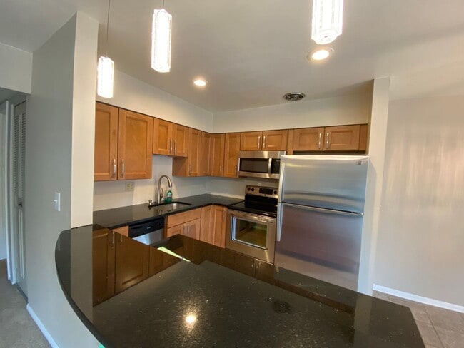 Building Photo - 2 Bedroom Condo with Balcony in a Quiet Building!