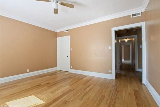 Building Photo - 1140 W 77th St