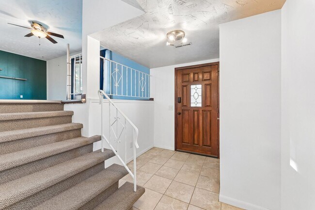 Building Photo - Sun Room!