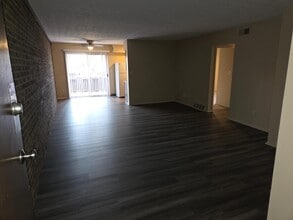 Building Photo - 20-32 Church St