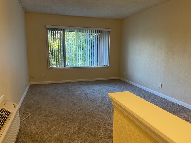 Sala de estar - 1241 Morse Ave