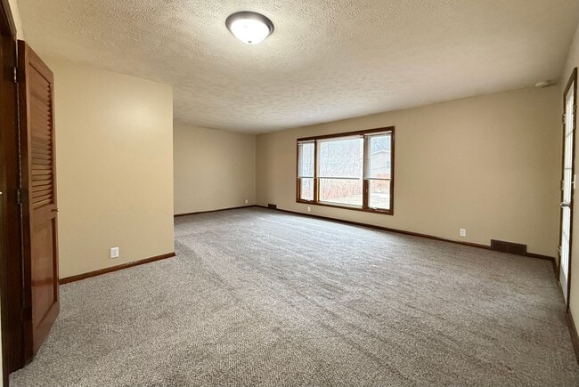 Building Photo - Spacious 4 Bedroom Home + Garage, Fenced Backyard & Bonus Lower Level