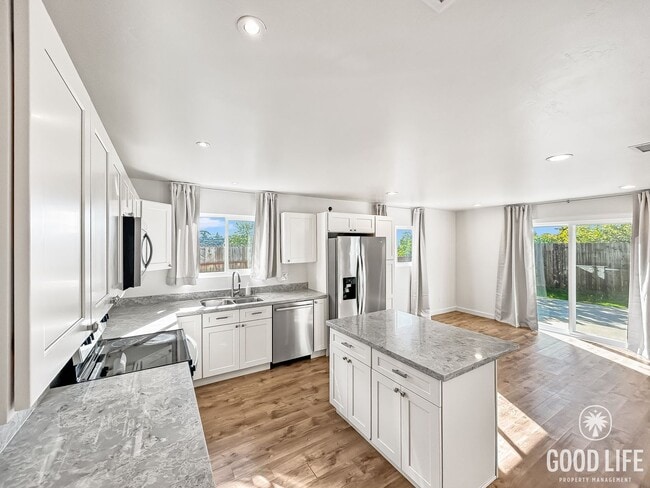 Building Photo - Beautiful 3BD/2BA with Updated Kitchen, 2-Car Detached Garage and A/C in Clairemont!