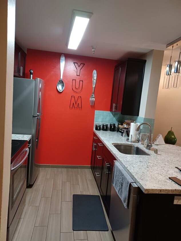 Foto principal - 6400 Christie Ave
