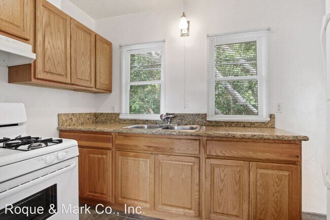 Building Photo - 1 br, 1 bath Apartment - 1737 S. Barringto...