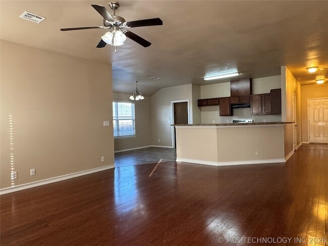 Building Photo - 14750 S Hickory Pl