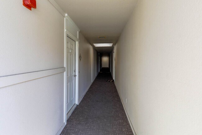 Foto del edificio - 1 Bed, 1 Bath In Highly Desirable Guard Gated Las Vegas Country Club