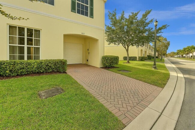 Foto del edificio - 152 SW 7th Ct