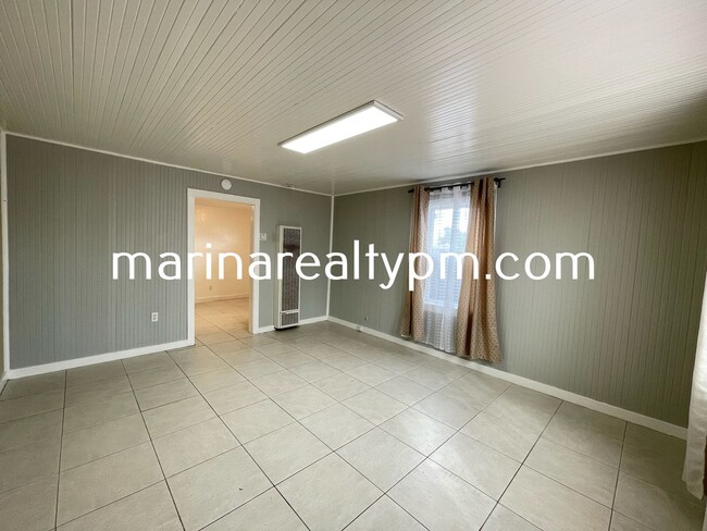Building Photo - Welcome home to this 1 Bedroom 1 bath cozy cottage