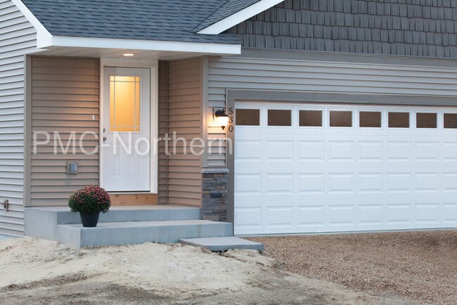 Building Photo - 562 Cherry Ln