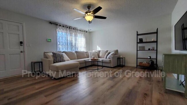 Foto del edificio - 323 Pinonwood Dr