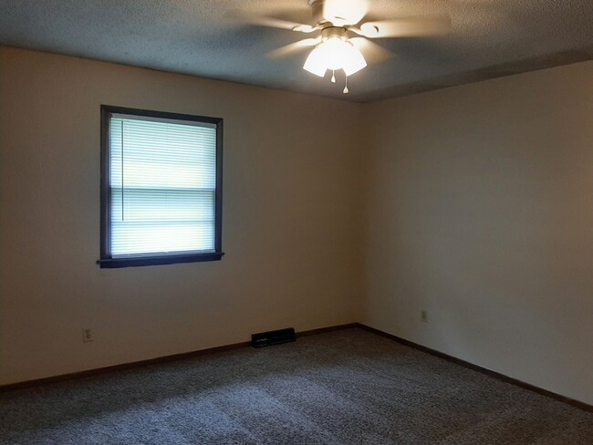 Building Photo - 2 Bedroom 2 Bathroom Duplex for $695!