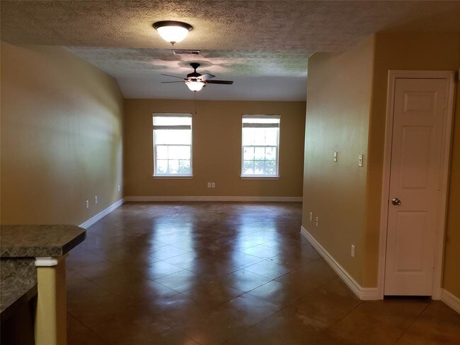 Building Photo - 1043 Mann Rd