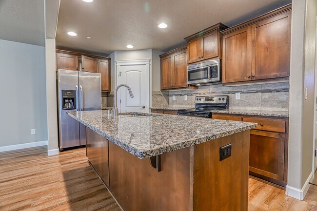 Foto del edificio - Centrally Located 4 Bedroom Townhome with Attached Garage & AC