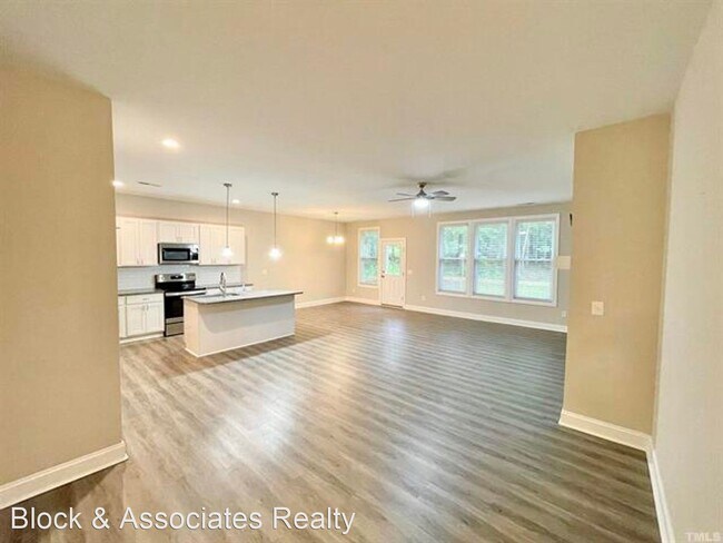 Building Photo - 3 br, 2 bath House - 221 Rawhide Dr