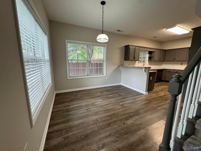 Building Photo - 100 Huxton Ct SW
