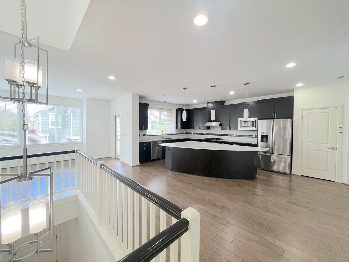 Foto principal - Spacious 4-Bedroom/3.5-Bathroom Townhome i...