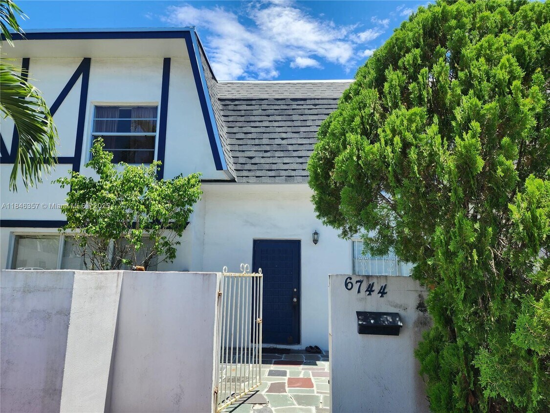 Foto principal - 6744 SW 40th St