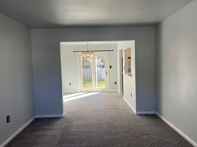 Building Photo - Modern 2 Level Townhome