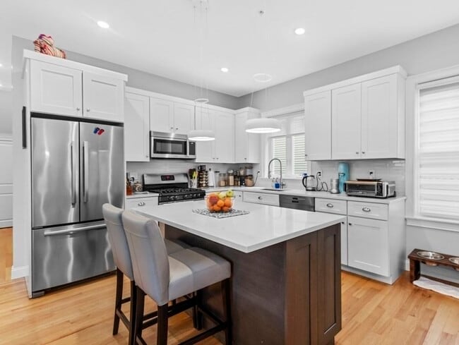 Building Photo - 25 Chilcott Pl