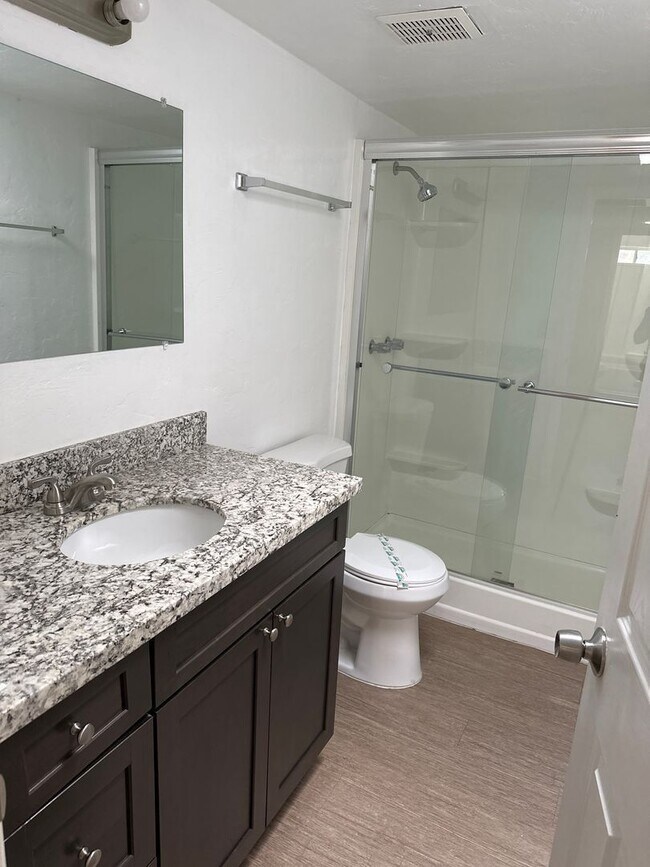 Foto del edificio - 4553 E Bellevue St