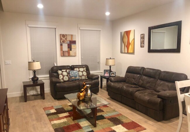 Foto del edificio - 245 E Brigham Ln