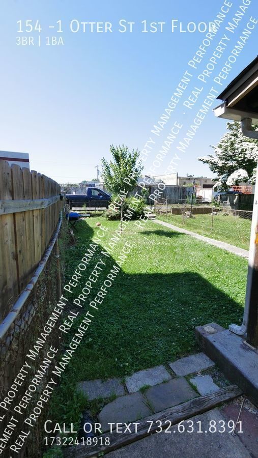 Building Photo - Renovated 2/3 BR New Kitchen & Appliances