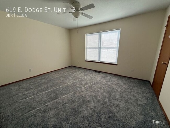 Foto del edificio - 619 E Dodge St