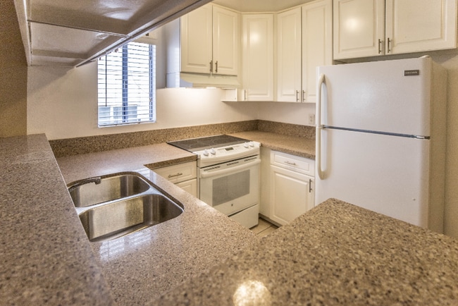 Photo - 1939 Beloit Ave Apartment