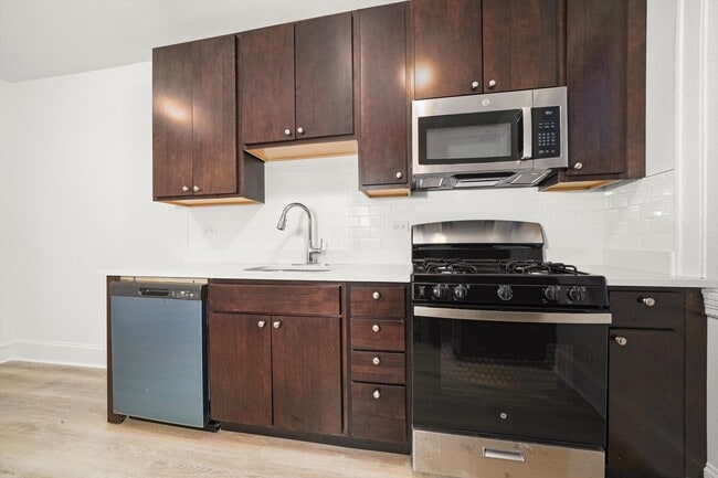 Building Photo - 2633 1/2 N Spaulding Ave
