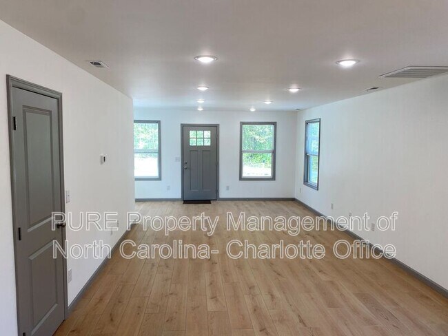 Building Photo - 12025 Platon Ave