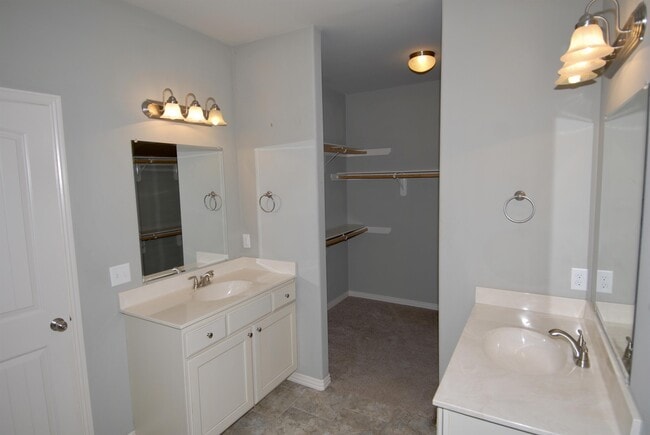 Building Photo - 554 N Keats Dr