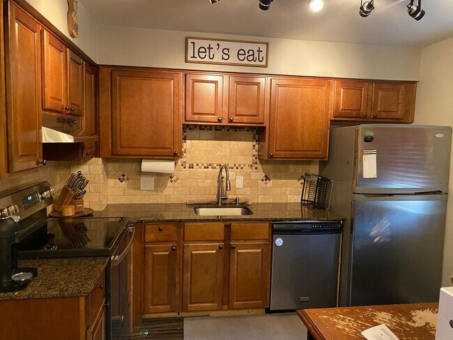 Foto del edificio - Cute Cozy Renovated Townhome with Basement