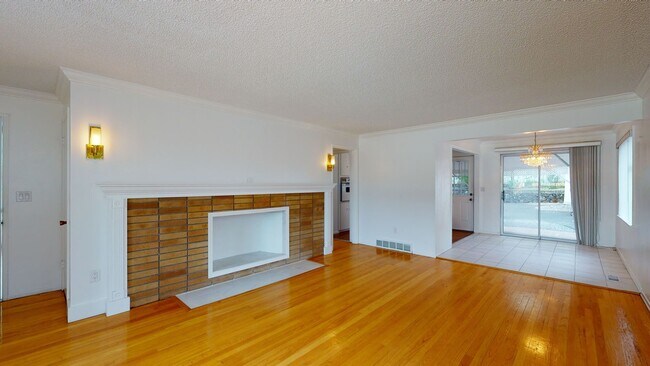 Building Photo - Beacon Hill Retro Chic 3 bed/2 bath home w...