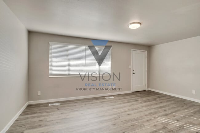 Building Photo - 528 200 E