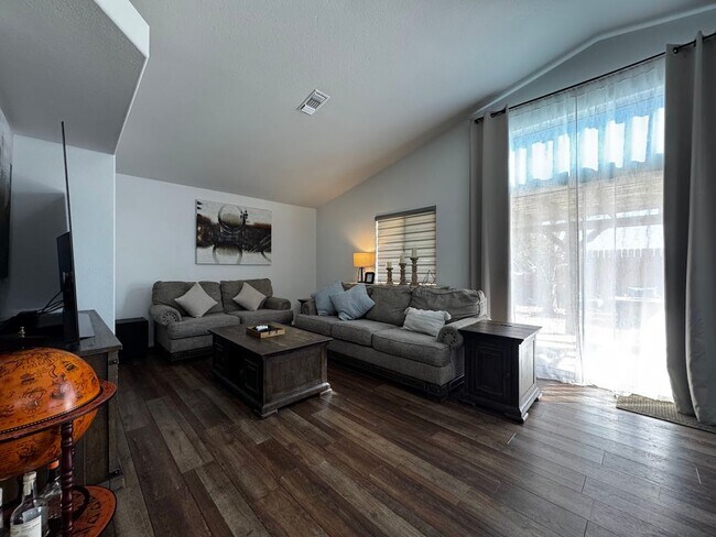 Foto del edificio - 3700 Mt Lassen Ave