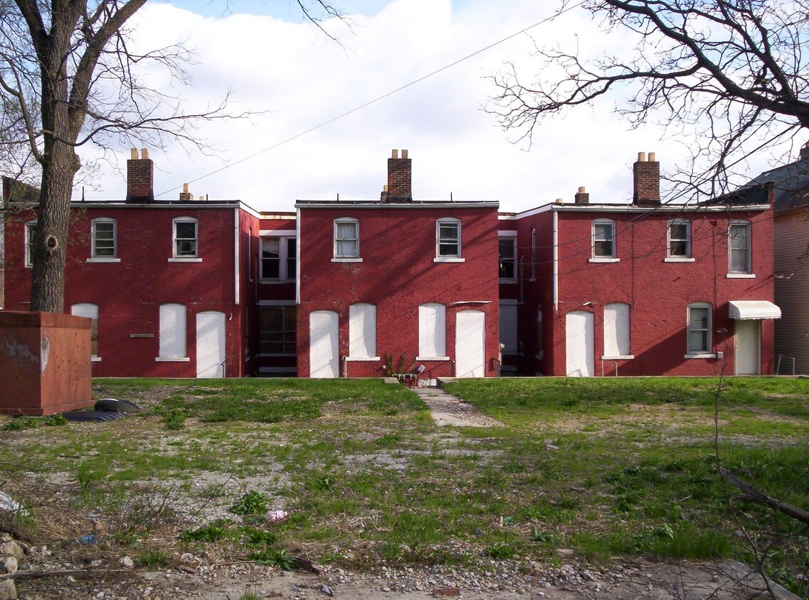 Building Photo - 1621-1631 Oak St
