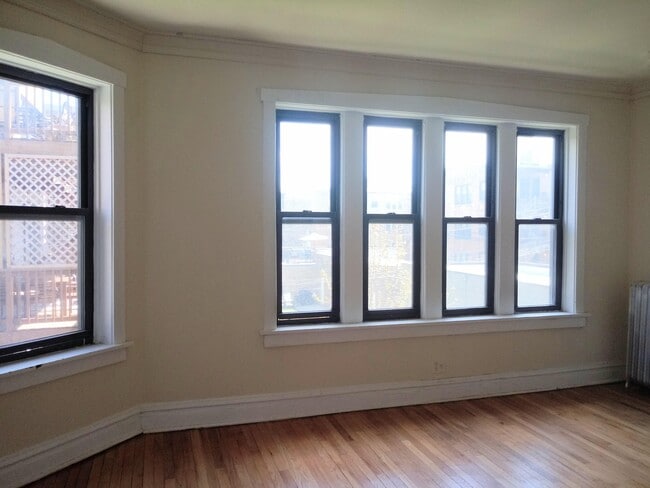 Building Photo - 1471 W Carmen Ave