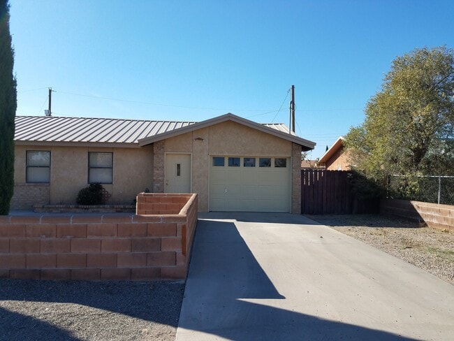 Building Photo - Beautifully Updated 3 Bedroom House ready for you make it Home!