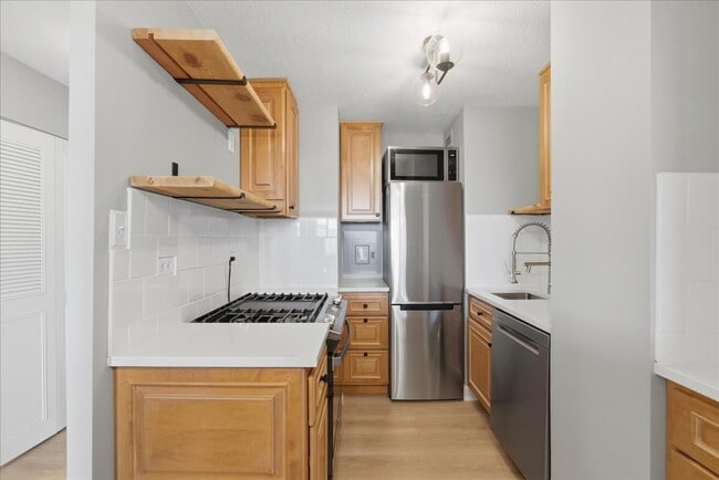 Building Photo - Sophisticated High-Rise Living in Prime Arlington Location