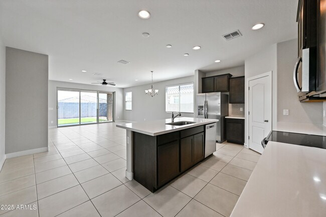 Foto del edificio - 24139 W Hess Ave