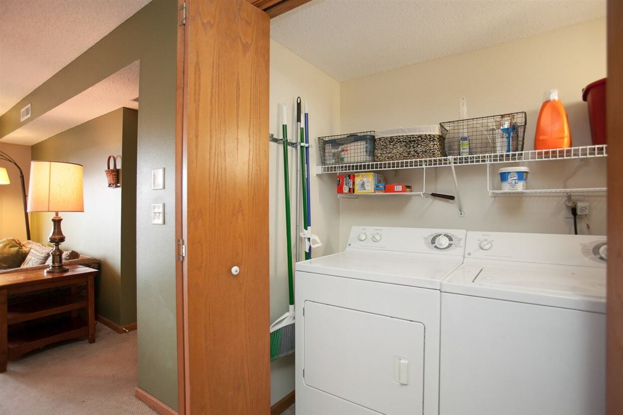 Washer and Dyer Unit - 30 Zeller Crossing