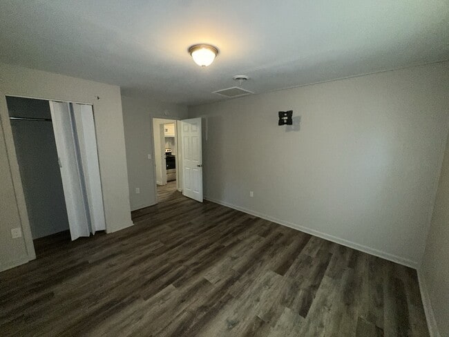 Building Photo - 5558 Queen Mary Ln