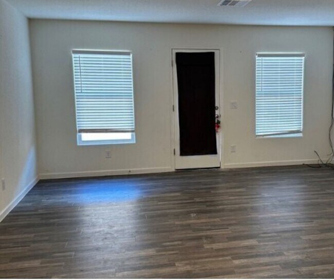 Building Photo - 3BR 2Ba House w/fenced yard and garage nea...
