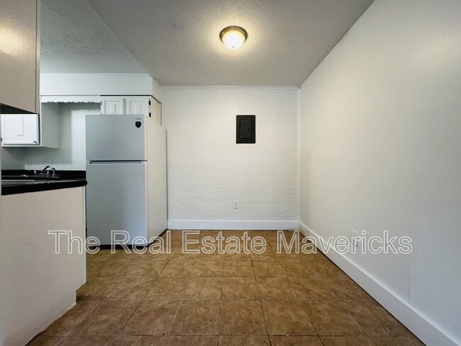 Building Photo - 925 Shallowford Rd